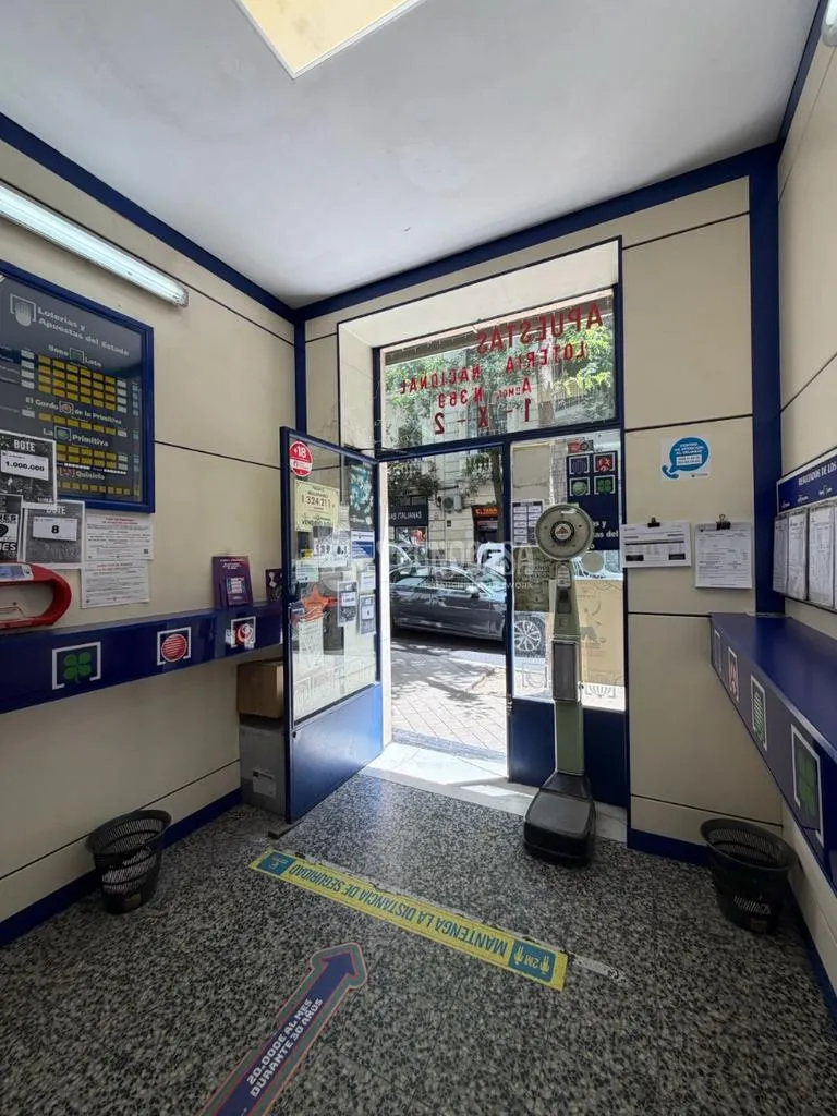 Hallway - Commercial Property with Lottery Office in Madrid