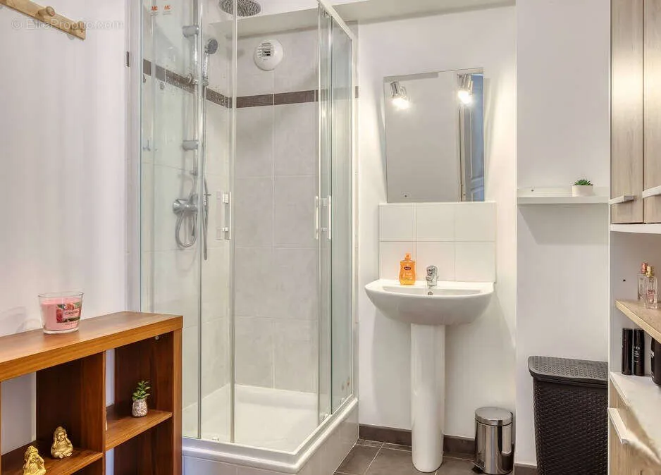 Bathrooms - 5-Bedroom House with Garden in Quiet Area
