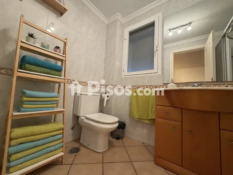 Bathrooms - Spacious Central Flat with Balcony in Calle de la Acequia