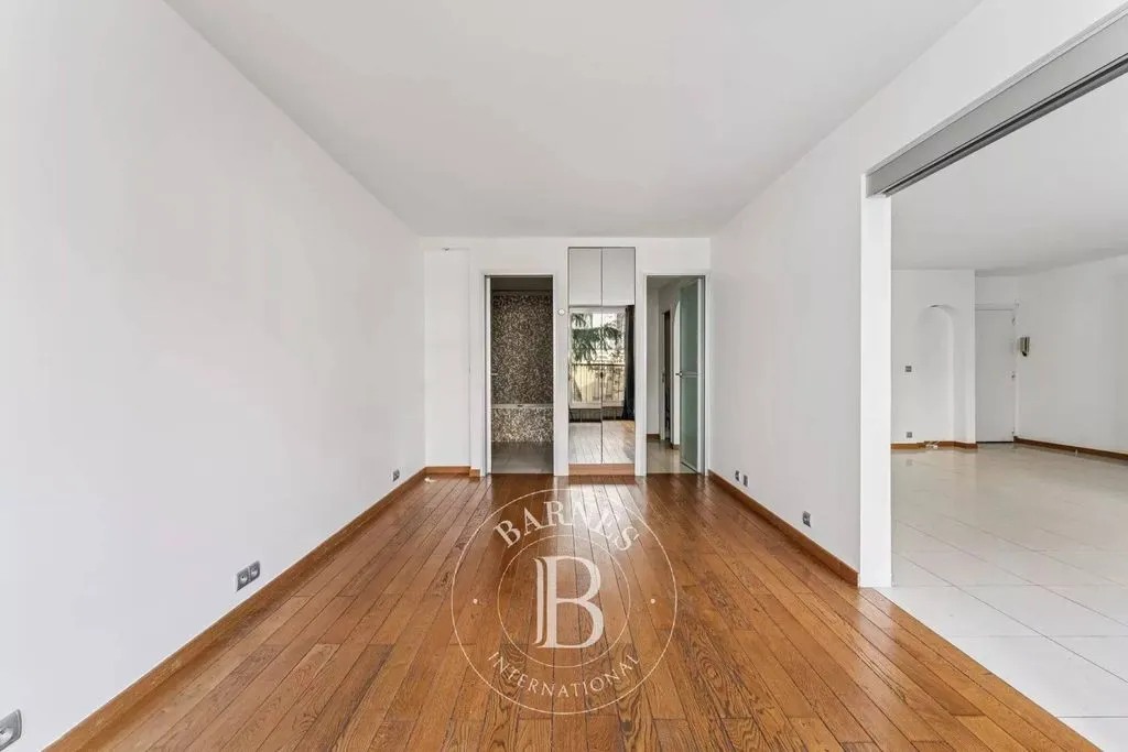 Toad - Luxury Paris 16th Flat with Balcony