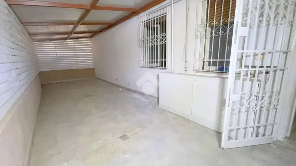 Garaaž - Three-Bedroom Flat with Balcony in Palermo