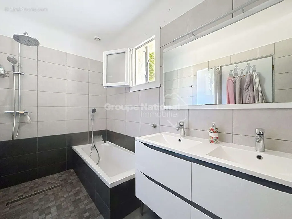 Bathrooms - Renovated Villa with Pool in Cheval-Blanc