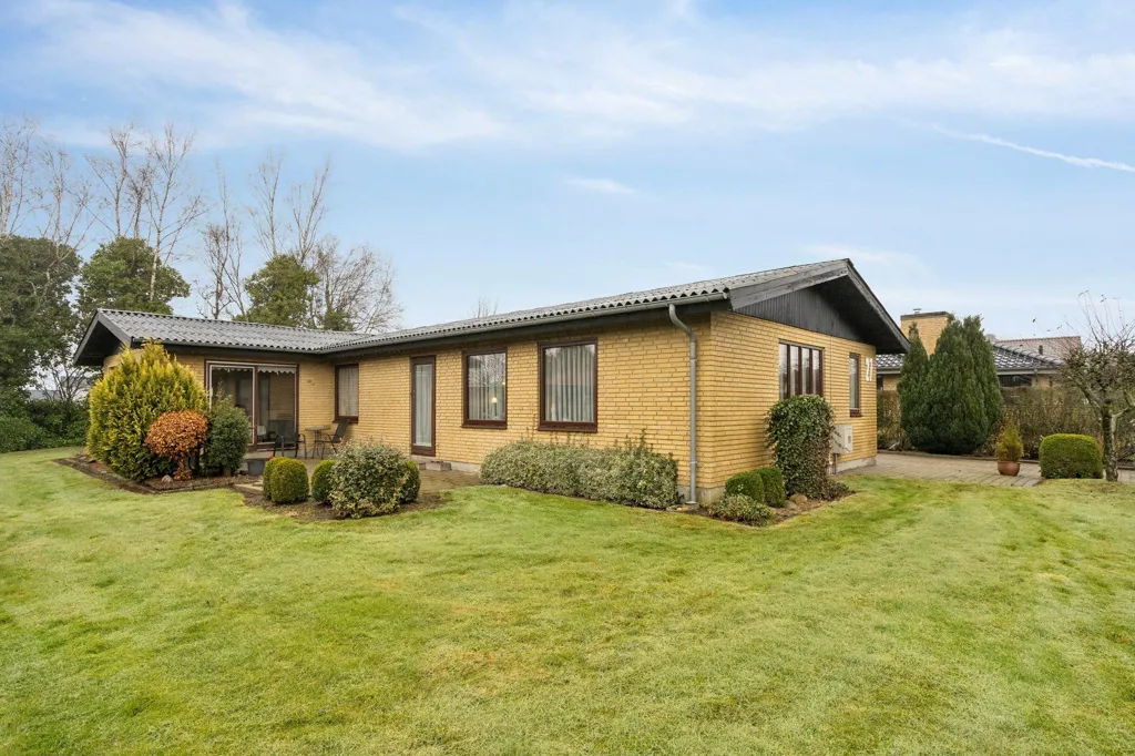Välivaade - Well-Maintained Villa with Carport in Viborg