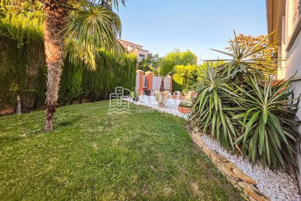 Garden - Chalet with Pool in Baeza, Jaén