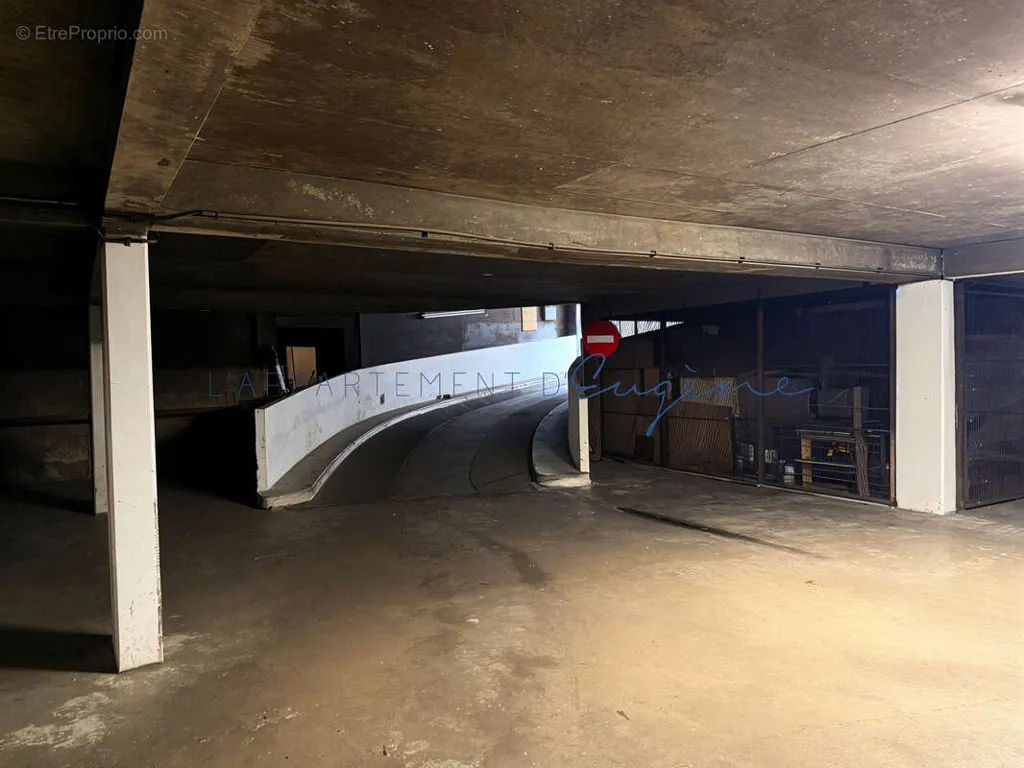 Garage - Secure Parking Box in Paris