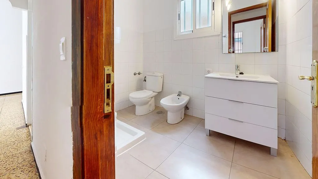 Badezimmer - 3-Bedroom Flat with Rooftop Utility in La Paterna