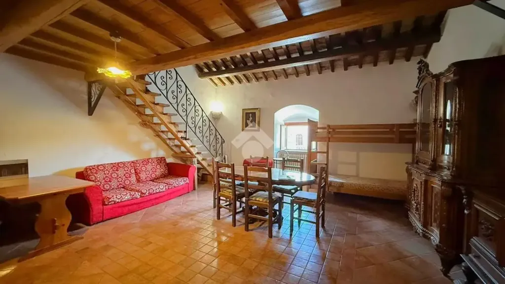 Soggiorno - Historic Apartments with Piazza View in Bagnaia