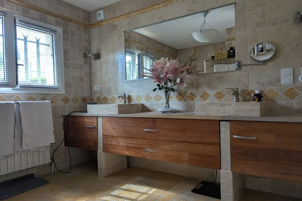 Salles de bain - Maison avec Vue Golf à Juvignac