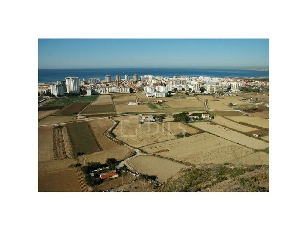 Luxury Apartment with Balcony in Aroeira, Almada
