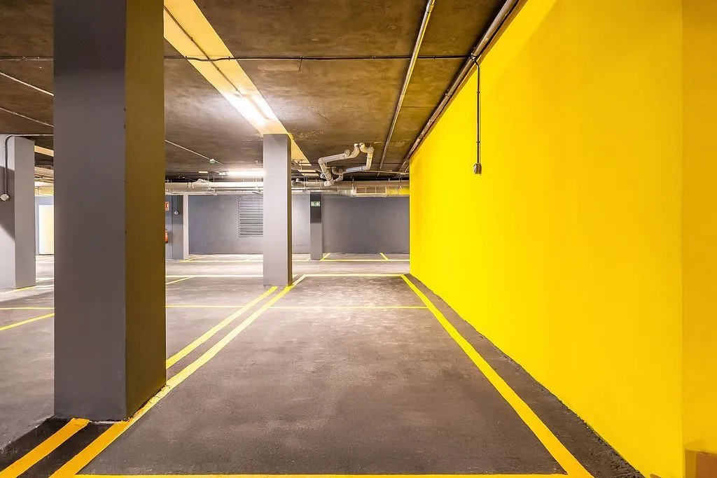 Garage - 1-Bedroom Flat with Pool in Arturo Soria