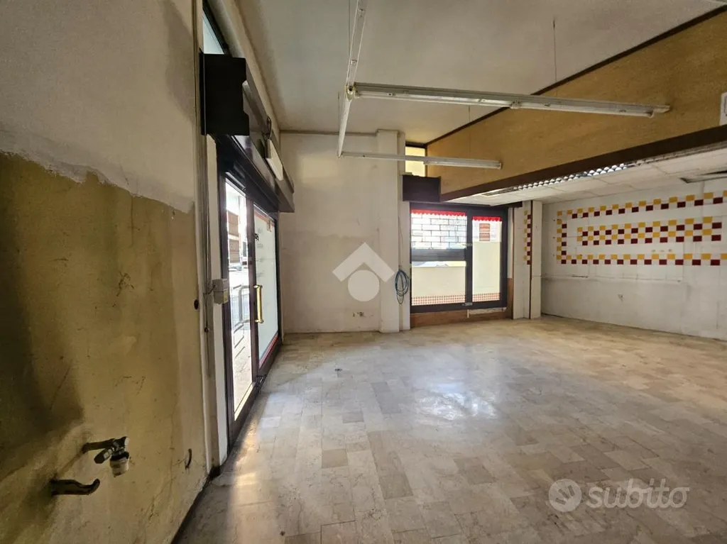 Toad - Commercial Space with Four Frontage Windows in Lumezzane