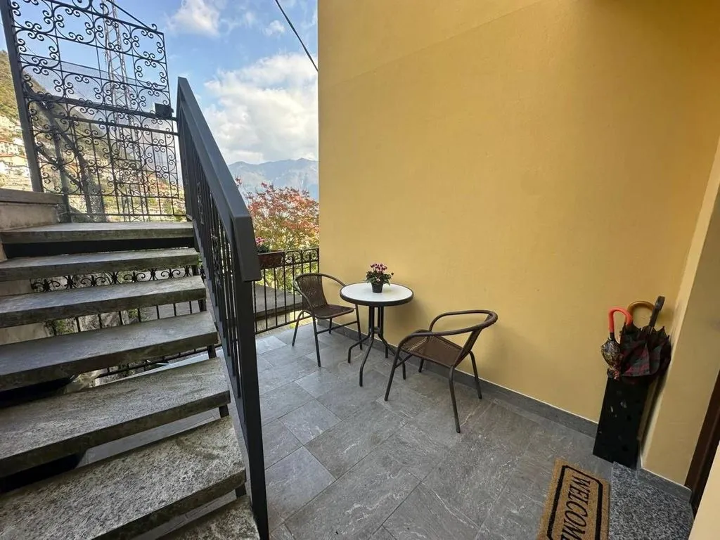 Balcon - Luxury Lake View Apartment in Moltrasio