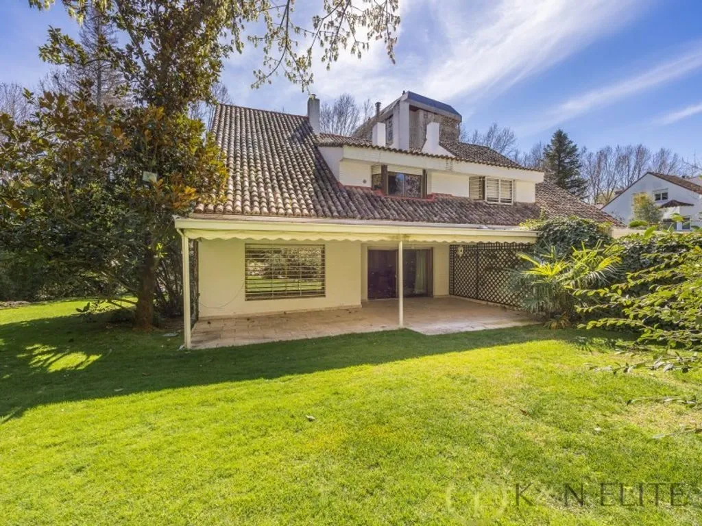 Giardino - Luxury Villa with Pool in Madrid