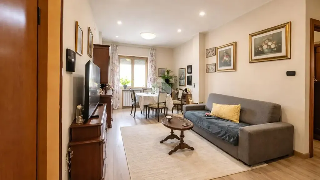 Elutuba - Three-Bedroom Apartment with Balcony in Crotone