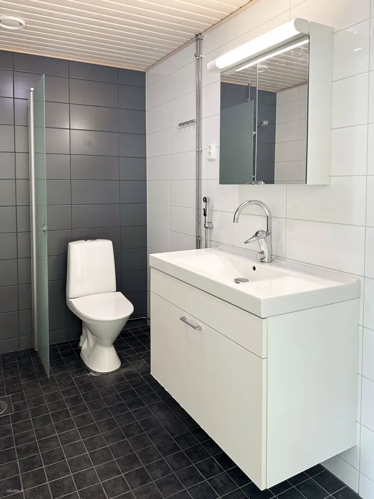 Salles de bain - Modern Flat with Glazed Balcony in Vuores