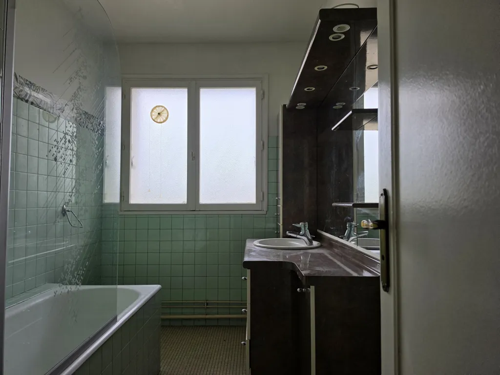 Salles de bain - Appartement 5 Pièces avec Balcons dans Résidence de Standing