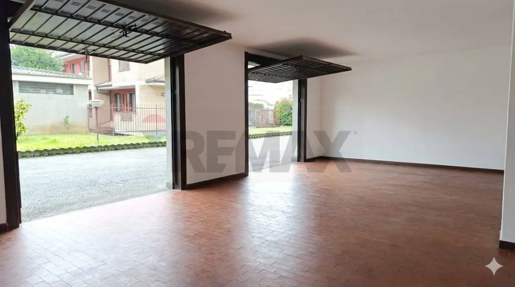 Garage - Warehouse with Electric Gate in Presezzo