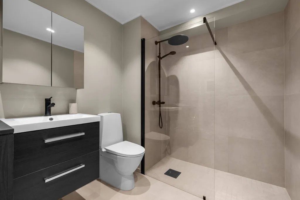 Vannitoad - Modern 4-Bedroom Flat in Nannestad