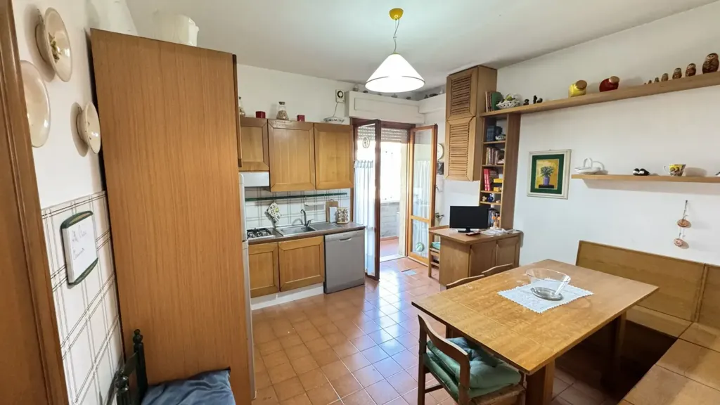 Sala da pranzo - Five-Bedroom Apartment with Garage in Prato