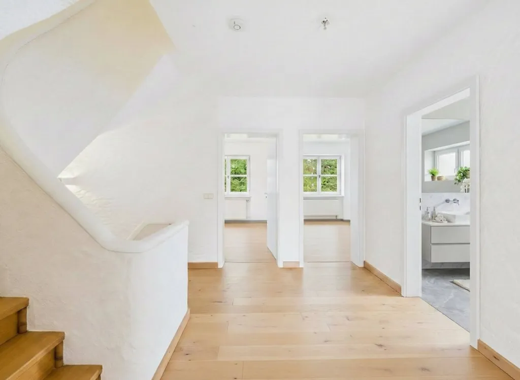 Hallway - 5-Piece House with Garden in Nanterre