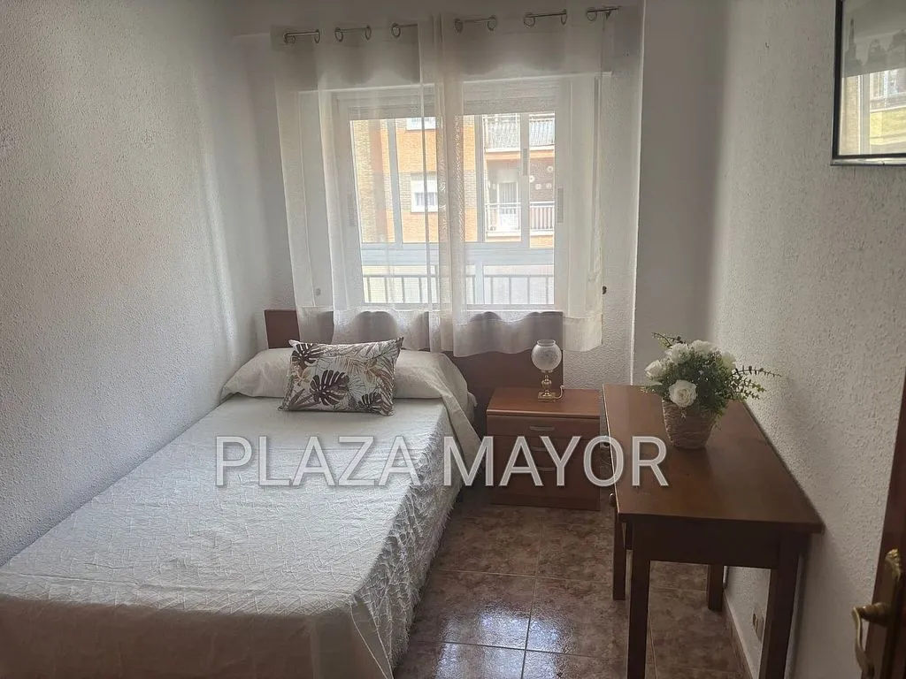 Chambres - Furnished Flat with Balcony in Rollo