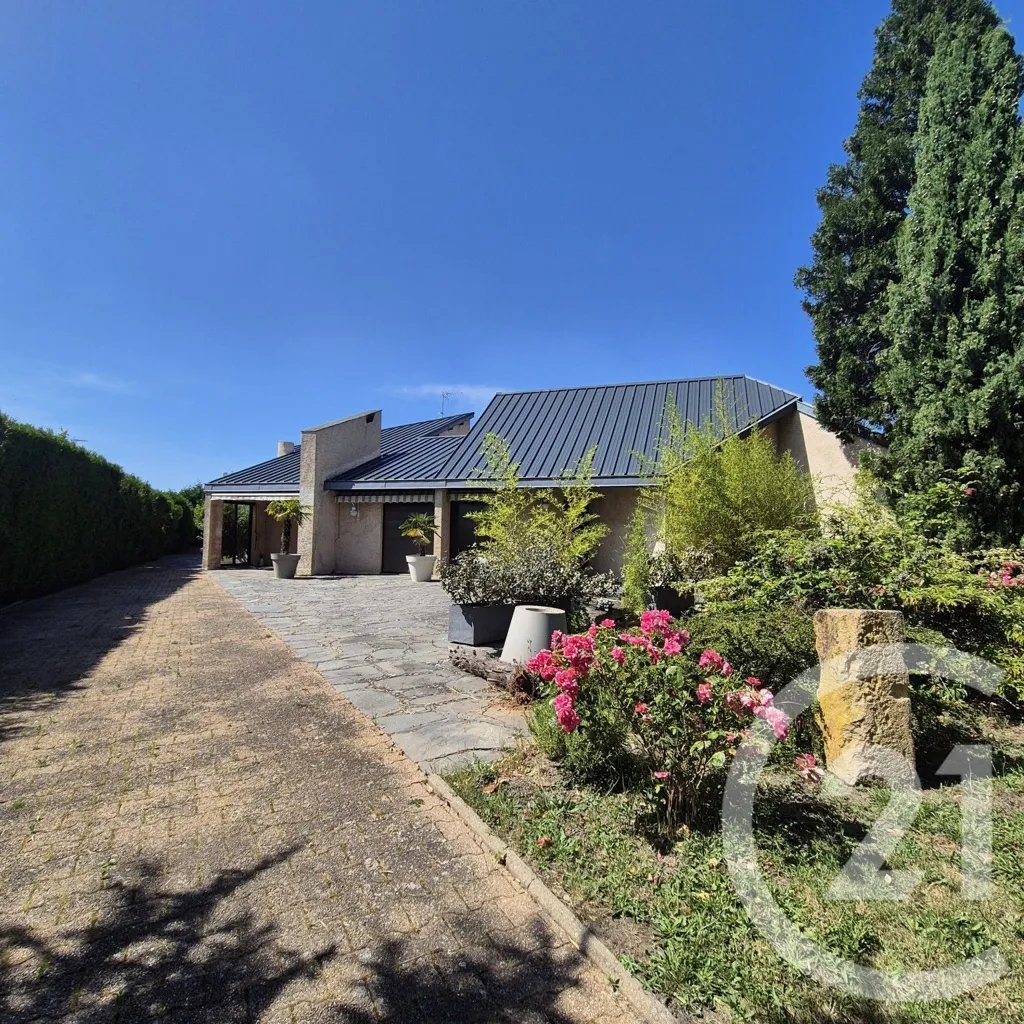 Välivaade - Architectural House with Garden in Roanne