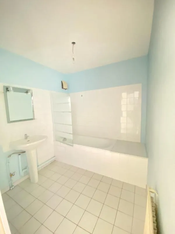 Salles de bain - Appartement 3 Pièces avec Balcon à Saint-Just-Saint-Rambert