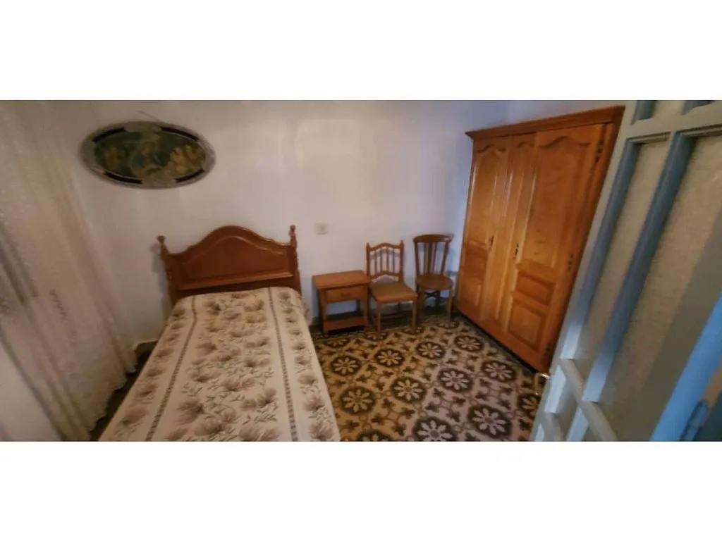 Magamistoad - Spacious House with Multiple Garages in Novés
