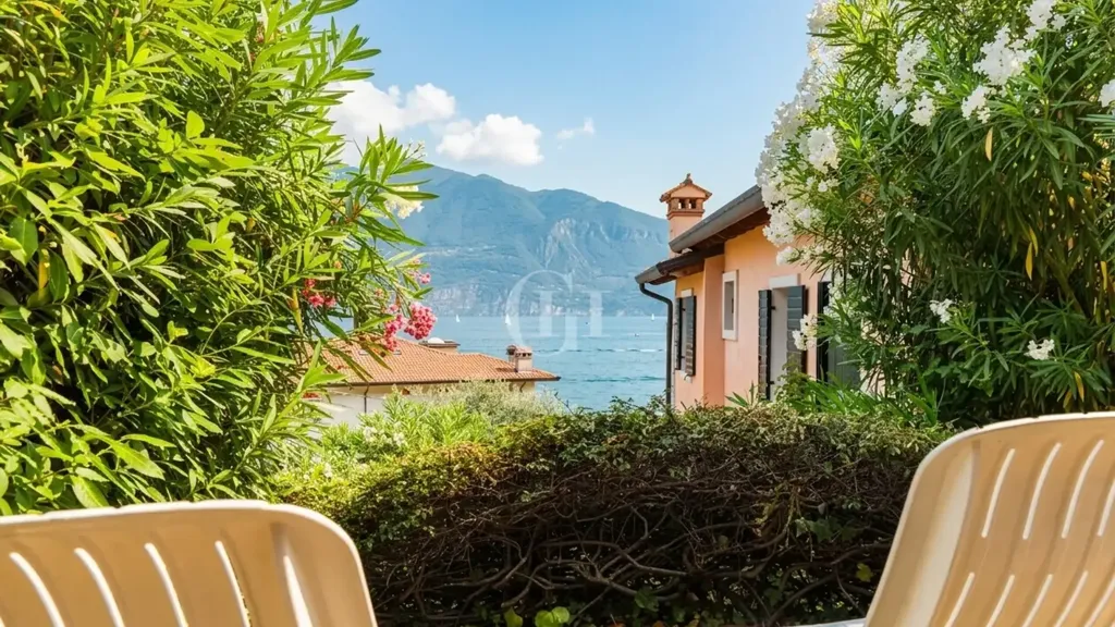 Terrass - Villa with Private Terraced Garden in Brenzone