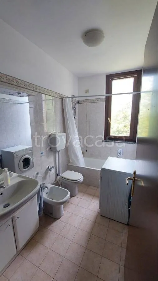 Salles de bain - Bright Two-Bedroom Apartment with Parking in Oggiona