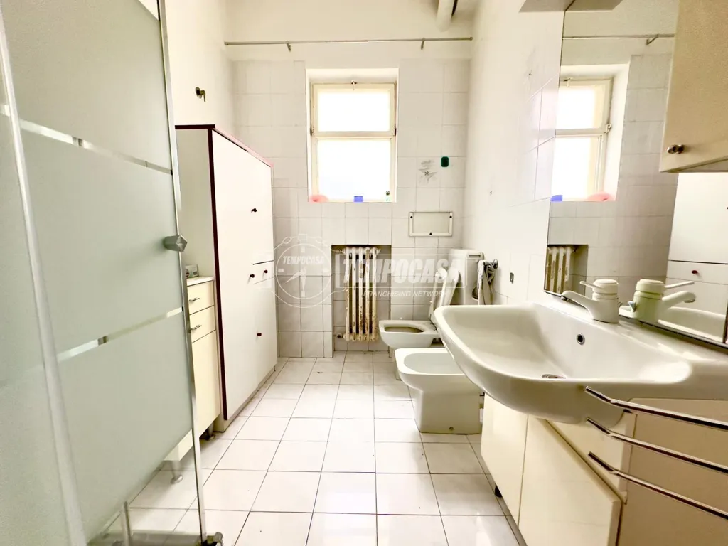 Salles de bain - Three-Bedroom Flat with Patio in Valenzano