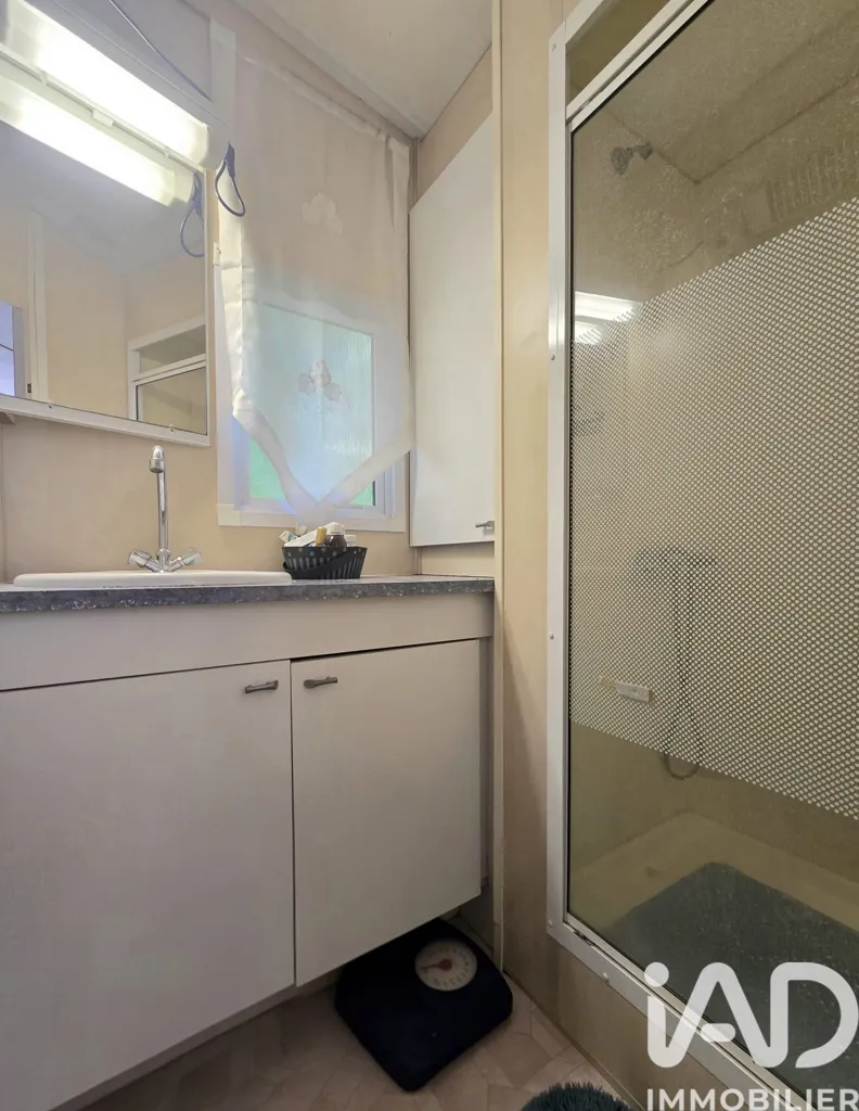 Salles de bain - Bungalow T3 avec terrasse à Pont-Audemer