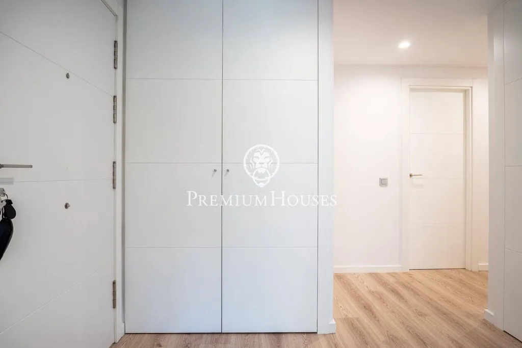 Esik - Corner Flat with Pool in Sitges