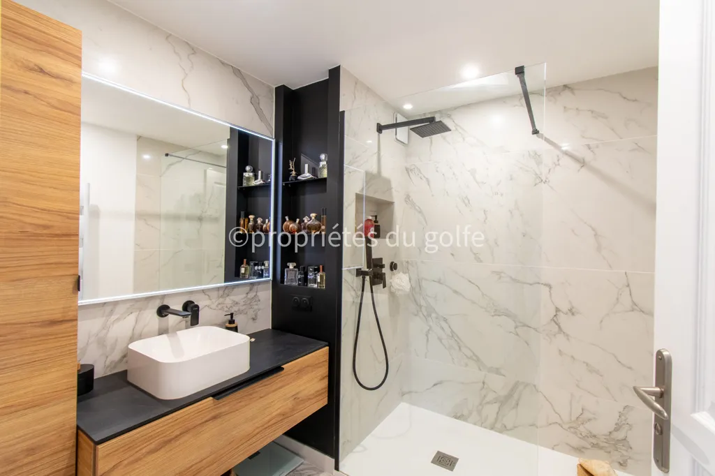 Bathrooms - Luxury Apartment with Sea View in Sète