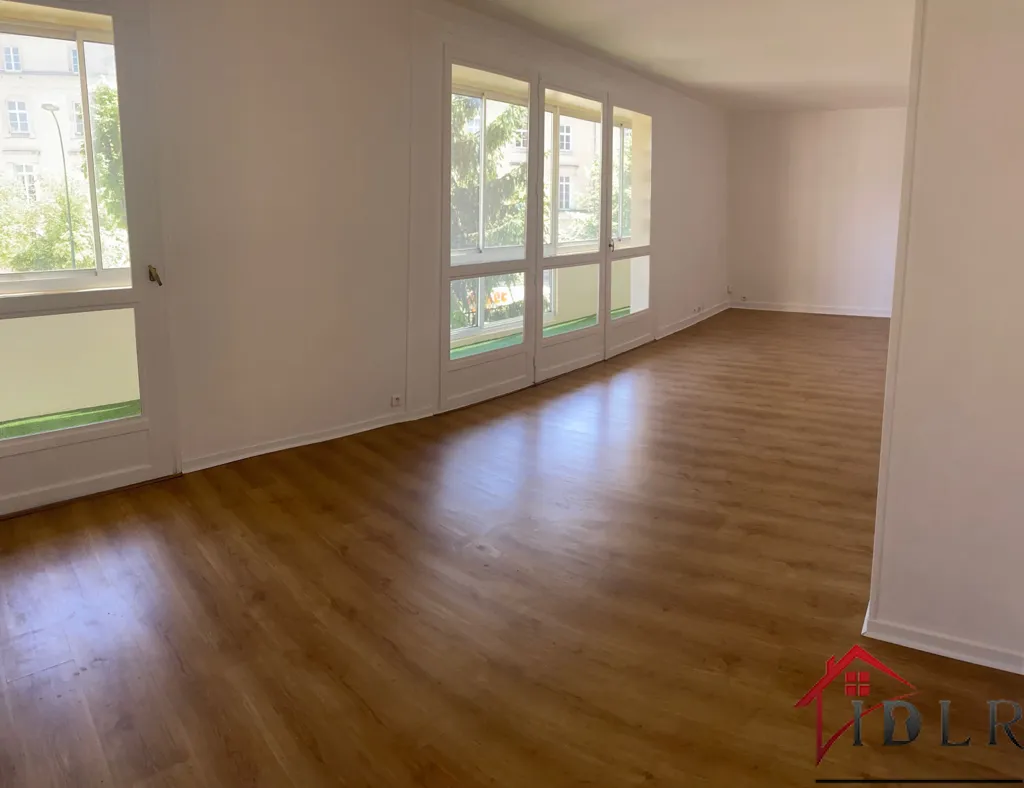 Rooms - Renovated Flat with Loggia in Chaumont Centre