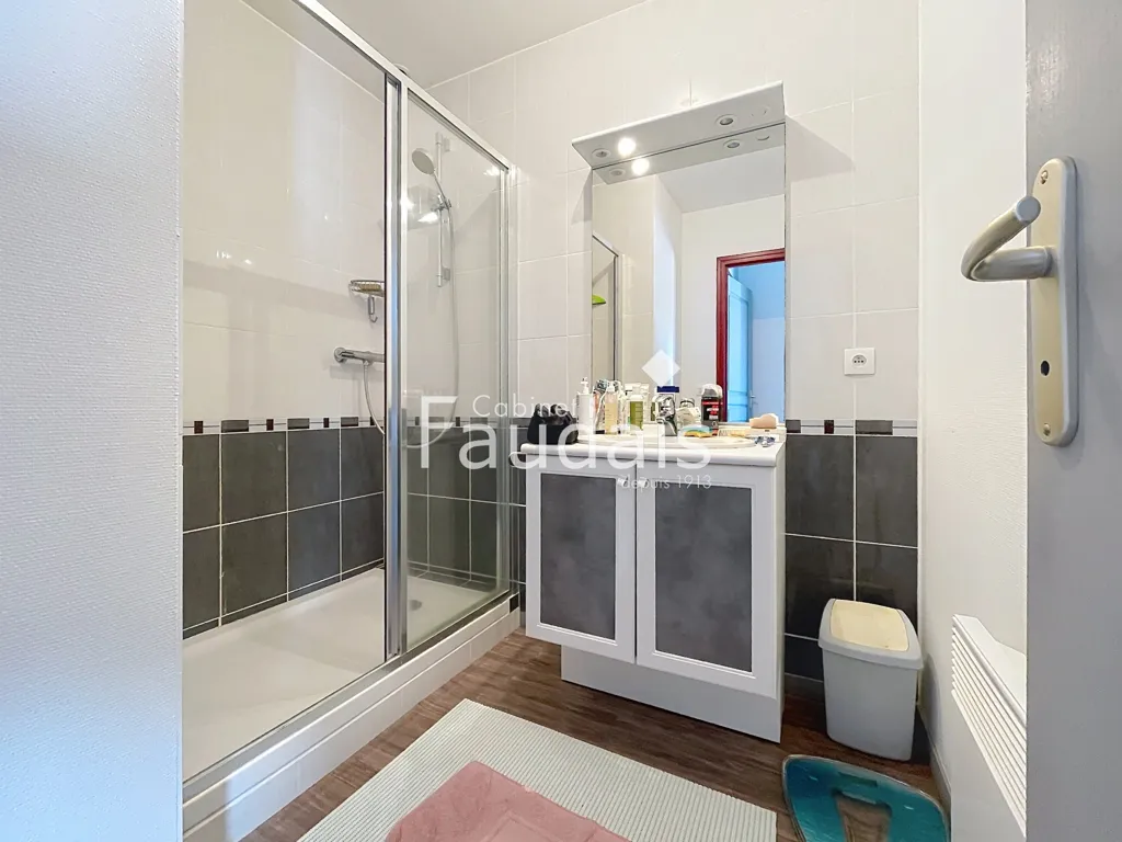 Salles de bain - Appartement avec Balcon et Vue sur Coutances