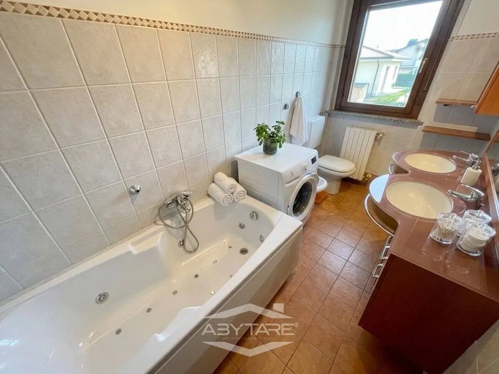 Salles de bain - Two-Level Apartment with Terraces in Nichelino