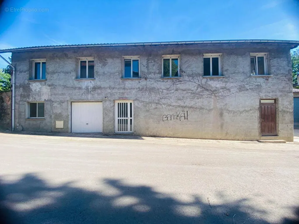 Extérieur - Bâtiment de Rapport avec Double Garage à Saint Amour