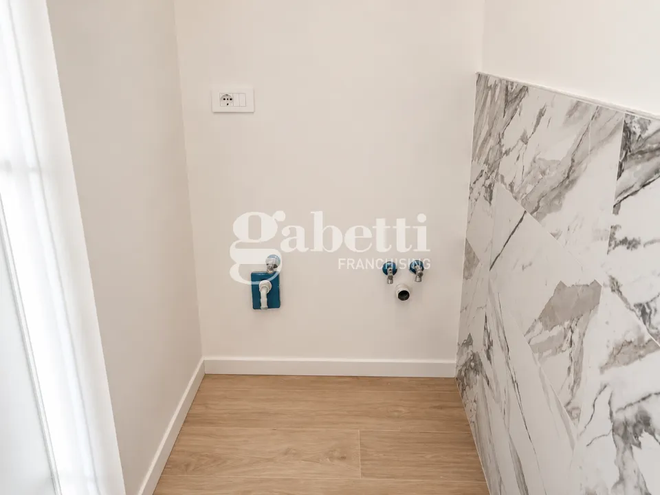 Esik - Fully Rented Trilocale with Balcony in Florence