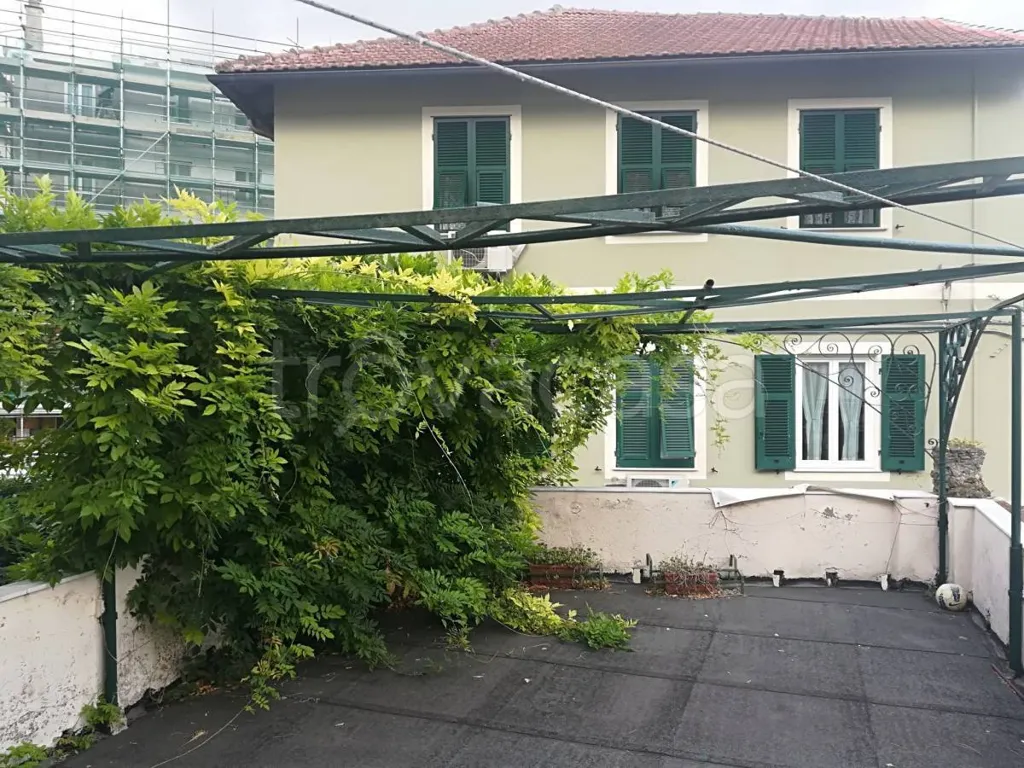 Terrasse - Newly Constructed Flat with Garden in Bregnano