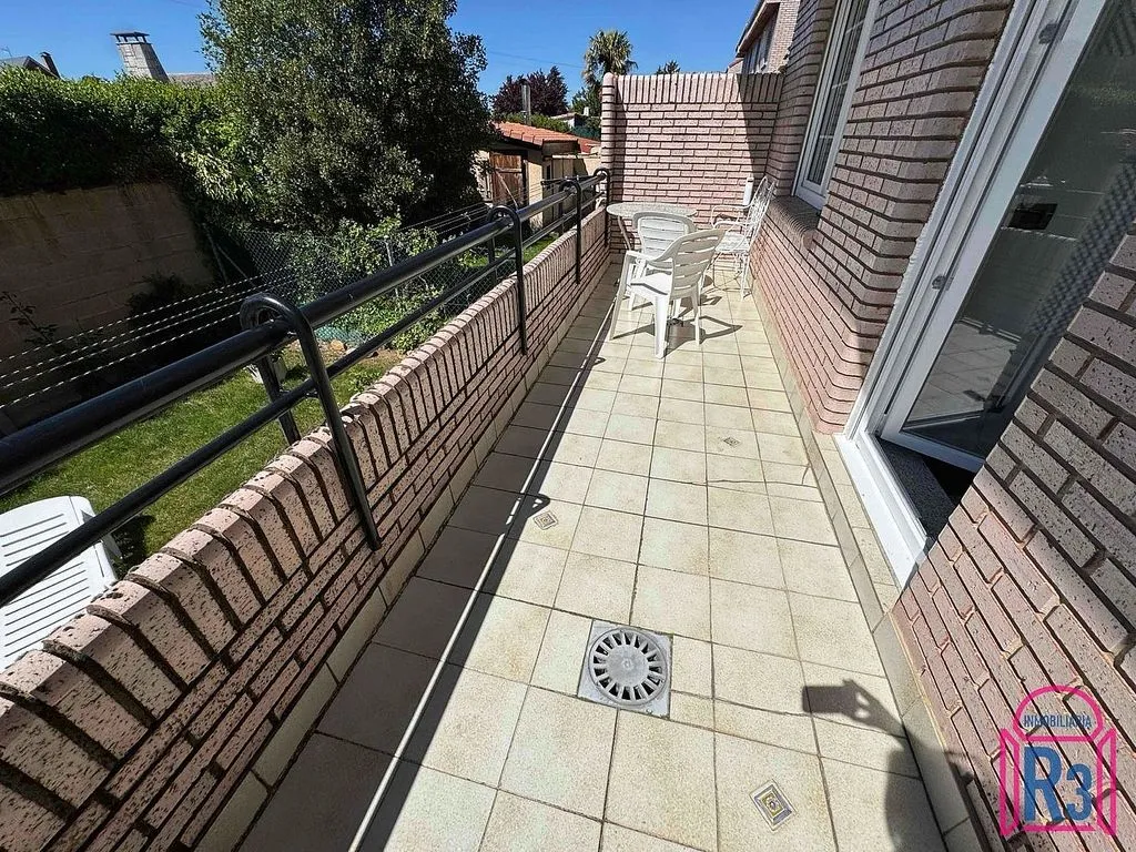 Rõdu - Semi-detached House with Pool in Villaquilambre