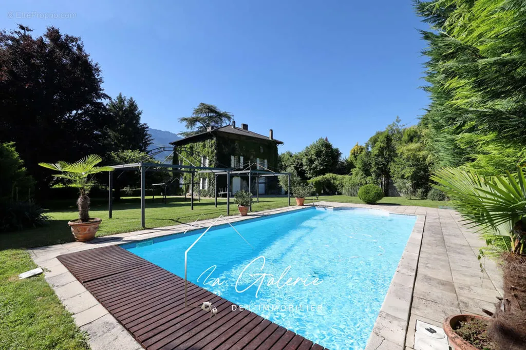 Pool - Charming House with Pool in Tencin