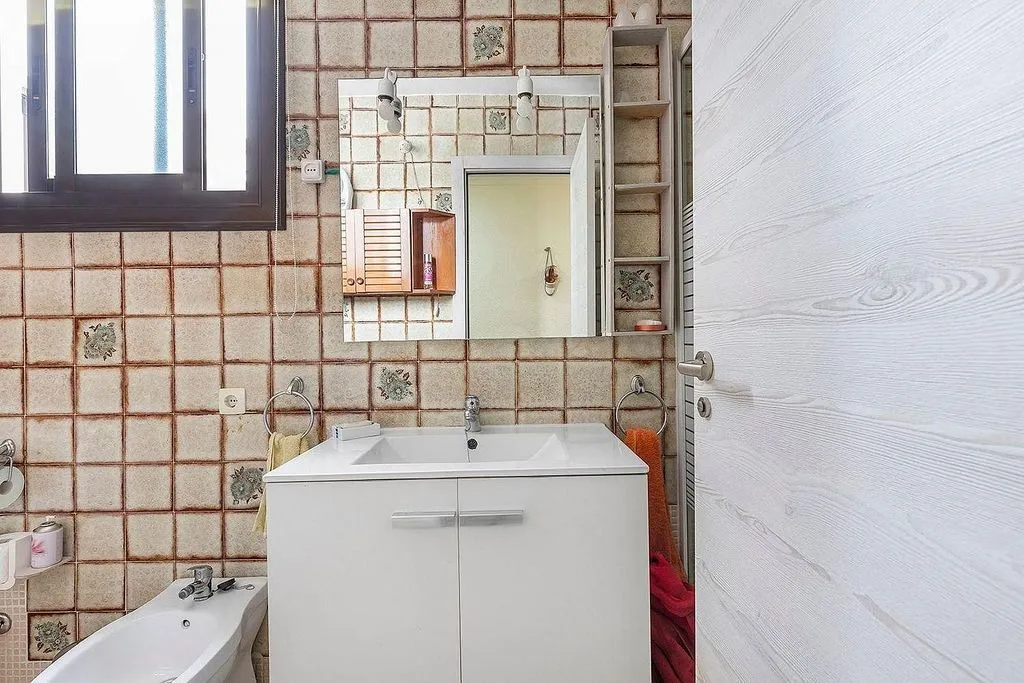 Bathrooms - 3-Bed Apartment with Terrace in El Acequión