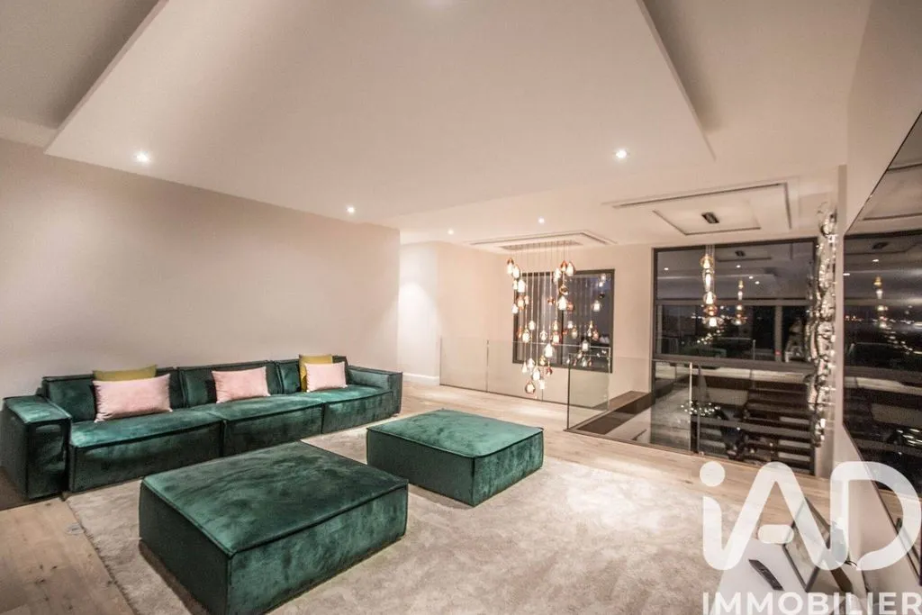 Elutuba - Contemporary Villa with Balcony in Warluis