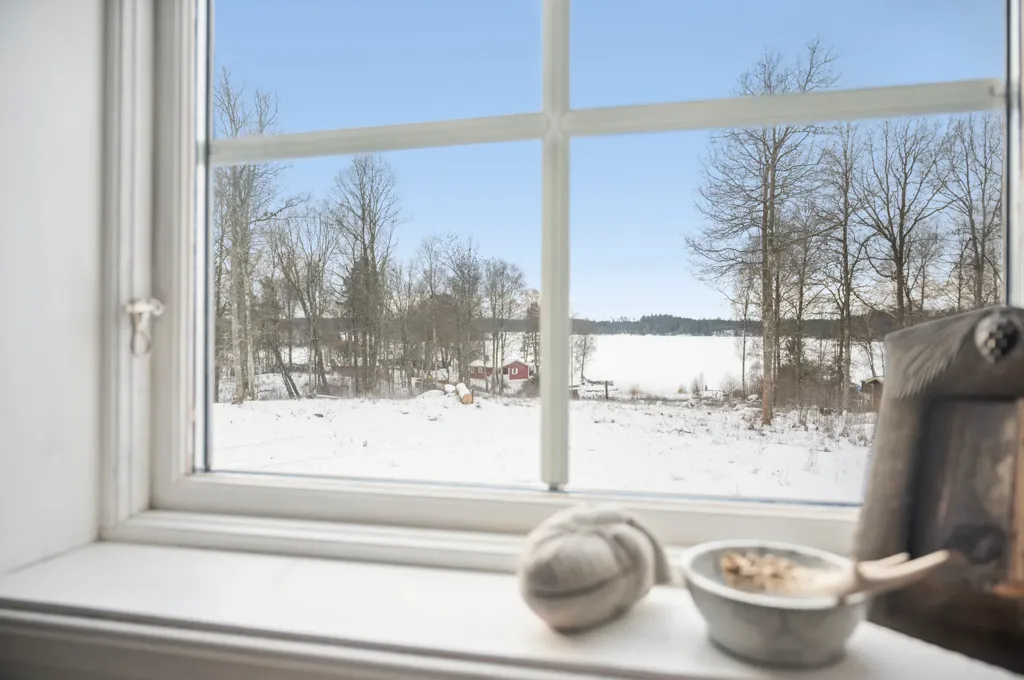 Pièces - Charming Cottage with Lake View in Sämsholm