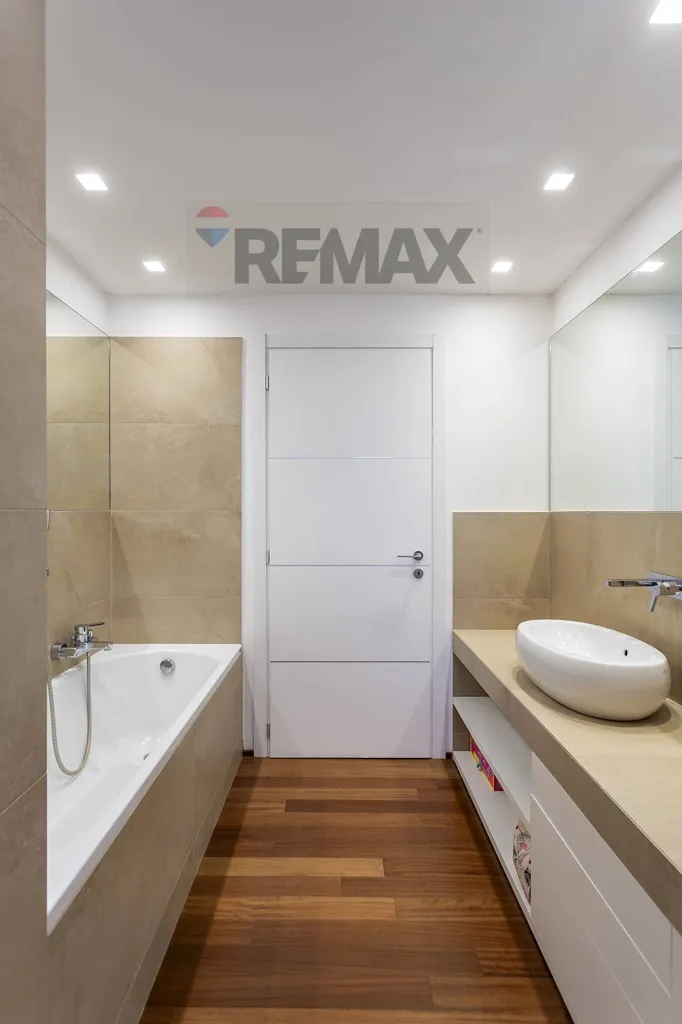 Salles de bain - Spacious Triplex with Panoramic View in Tregasio