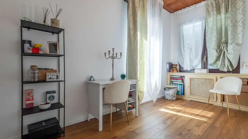 Bureau - Luxury Villa with Garden in Cuneo