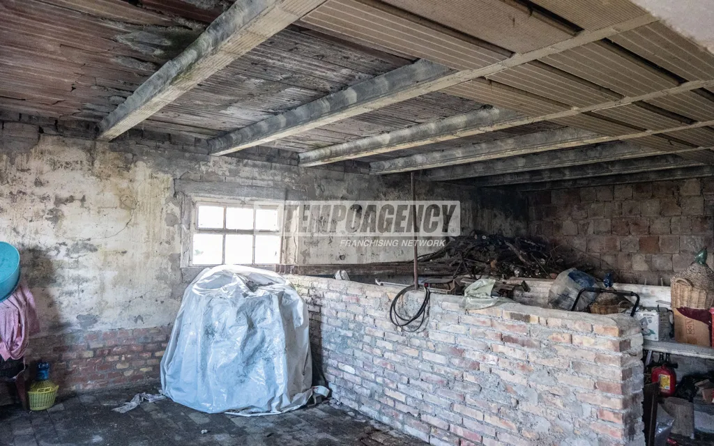 Garaaž - Multi-Level Warehouse with Land in Riccò