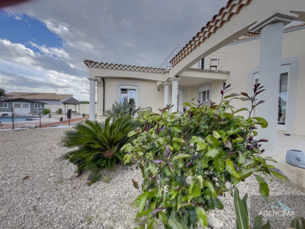 Extérieur - Villa 4 Faces avec Piscine et Jardin à Proximité