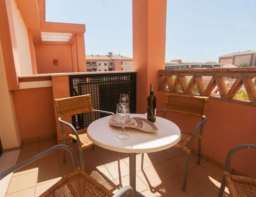 Balcone - 1-Bed Apartment with Pool on Avenida Del Decano